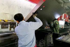 廣州鈑金折彎加工廠家，【恒宇泰金屬】10臺數(shù)控折彎設(shè)備0.1MM精度保障