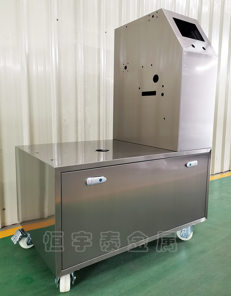 對(duì)于現(xiàn)階段的鈑金加工業(yè)來(lái)說(shuō)，在很多的地方仍然存在著需要改進(jìn)的地方。比如鈑金的加工價(jià)格，鈑金件的成本核算變化多端，要看具體的圖紙來(lái)決定，并不是一成不變的規(guī)律，還需要通過(guò)根據(jù)鈑金件加工方法。 總的說(shuō)來(lái)產(chǎn)品的價(jià)格=材料費(fèi)+加工費(fèi)+（表面處理費(fèi)）+各種稅費(fèi)+利潤(rùn)。如果鈑金需要模具時(shí)，需加上模具費(fèi)。 一、模具費(fèi)(依鈑金制作工法估算成型所需最少站別 1站=1套模具) 模具中又依模具用途選擇不同的材料表面處理：加工機(jī)具大小，加工數(shù)量，精度要求等； 二、材料(依牌價(jià)，注意是否為特殊鋼種，是否需進(jìn)口)；運(yùn)費(fèi)(大型鈑金運(yùn)輸費(fèi)用)；稅費(fèi)； 三、15~20%利潤(rùn)費(fèi)用； 四、普通鈑金加工一般是這樣的總價(jià)=材料費(fèi)+加工費(fèi)+固定標(biāo)準(zhǔn)件+表面裝飾+利潤(rùn)，管理費(fèi)+稅率。 五、鈑金加工設(shè)備 小批量不使用模具加工時(shí)一般我們是這樣計(jì)算的材料的凈重*（1.2~1.3）=毛重，依此毛重*材料單價(jià)算出材料費(fèi)用，這種估算有個(gè)注意點(diǎn)：材料費(fèi)必須是不含稅的。 大批量生產(chǎn)需要用模具時(shí)，一般分模具報(bào)價(jià)和部品報(bào)價(jià)，用模具的話，零件加工費(fèi)用可能比較低，總利潤(rùn)要要生產(chǎn)量來(lái)保證了。我們廠的原材料費(fèi)用.一般是凈材料除材料利用率.因?yàn)殁k金制造在下料過(guò)程中會(huì)存在邊角料不能使用的問(wèn)題.那些有的還能現(xiàn)次利用, 有的卻只能作廢料賣。