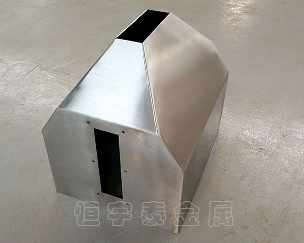 鈑金加工過程中不銹鋼表面應(yīng)如何處理？