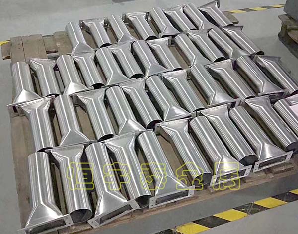 關(guān)于金屬的切削加工工藝過程相當(dāng)?shù)膹?fù)雜，其不僅與多種力學(xué)有關(guān)，還會波及到摩擦學(xué)以及材料、鈑金加工工藝等多種不同的學(xué)科。在多種切削加工的過程中，工件內(nèi)部會形成殘余應(yīng)力，其會對工件造成影響，導(dǎo)致工件變形或斷裂，從而影響到工件表面的加工質(zhì)量，甚至?xí)绊懖牧系目垢g性、強度性等的鈑金性能。 那么，影響鈑金加工件的應(yīng)力的后果是那些呢？ 隨著工藝技術(shù)的不斷發(fā)展，對鈑金加工的應(yīng)力循環(huán)數(shù)和可靠性的要求也隨之增高。為了使工件的應(yīng)力循環(huán)數(shù)延長，就一定要提升工件表面的加工質(zhì)量，而加工表面層物理力學(xué)性能狀態(tài)會對工件的應(yīng)力循環(huán)數(shù)有著一定的影響。 在鈑金加工過程中表面所形成的殘余應(yīng)力會導(dǎo)致裂紋的形成，而且還會影響裂紋的開口、裂紋等的擴展。殘余應(yīng)力分成拉應(yīng)力和壓應(yīng)力兩種，在一般情況下，殘余拉應(yīng)力會導(dǎo)致已經(jīng)加工表面形成裂紋，并且另其擴展，影響疲勞強度;反之，殘余壓應(yīng)力會提升工件的疲勞壽命，借助于抵消部分拉應(yīng)力，減慢疲勞裂紋的擴展。 殘余應(yīng)力對工件應(yīng)力循環(huán)數(shù)的影響十分復(fù)雜，這與工件材料的彈性、外部應(yīng)力情況和使用環(huán)境有著密切的聯(lián)系，同時也與表面殘余應(yīng)力的強弱和分布相關(guān)。鈑金加工過程中殘余應(yīng)力的形成原因十分復(fù)雜，包括鈑金加工工藝、工作特性、刀具幾何形狀等多種因素。 以上就是小編整理哪些因素對鈑金加工的應(yīng)力會有影響的資料，僅供參考希望對大家有用。如大家還想了解更多有關(guān)于鈑金加工行業(yè)里的知識，可以訪問恒宇泰金屬的官網(wǎng)。