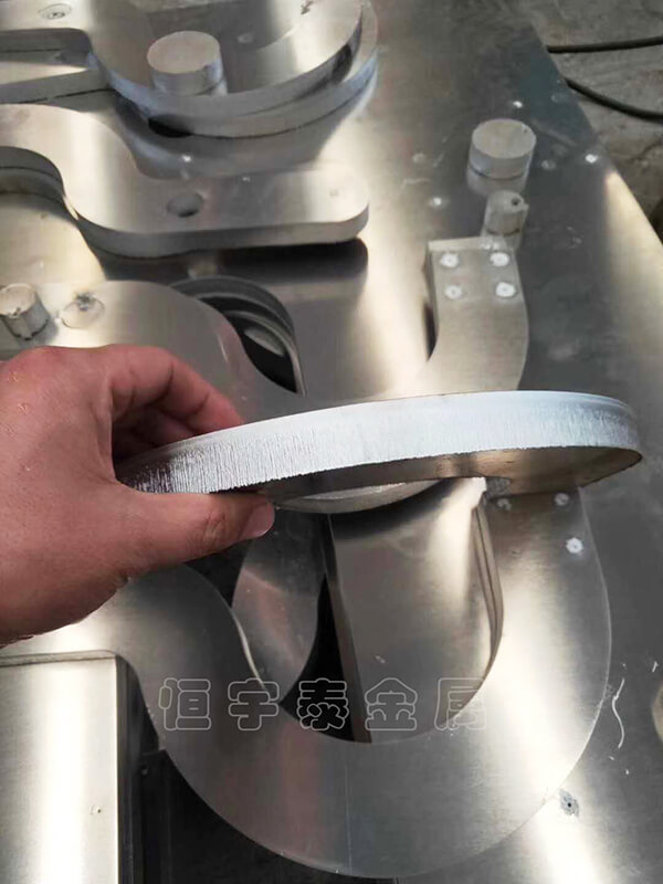 現(xiàn)代激光切割與沖床的比較