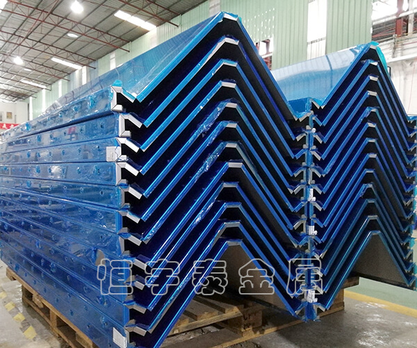 不銹鋼板材的折彎加工在工業(yè)生產(chǎn)中具有廣泛的應(yīng)用