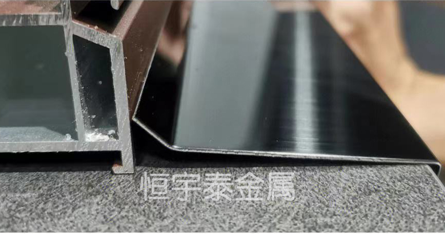 黑鈦不銹鋼的格板同樣作為不銹鋼的裝飾線條