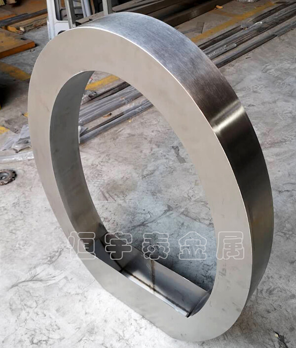 一種用于清理不銹鋼加工裝飾板的簡(jiǎn)便方法