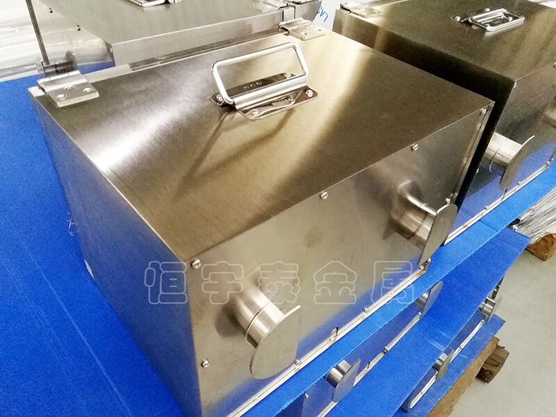 采用不銹鋼進(jìn)行外殼和機(jī)箱的加工設(shè)計(jì)