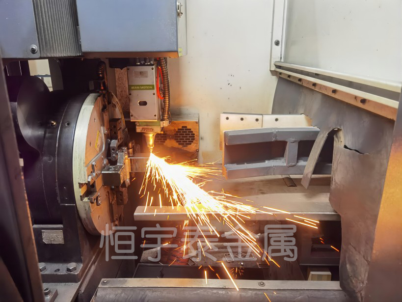 在使用不銹鋼管激光切割機設(shè)備時需要注意的事項