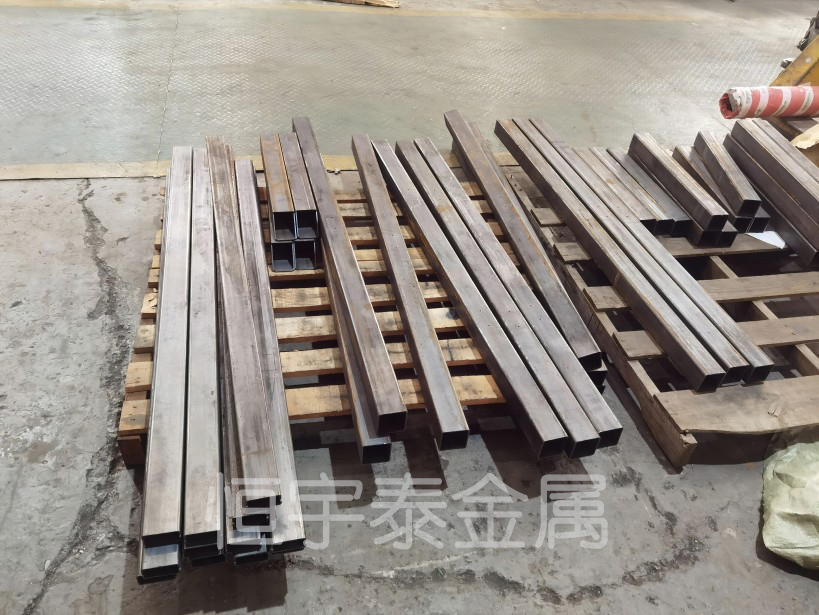 在使用不銹鋼管激光切割機設(shè)備時需要注意的事項