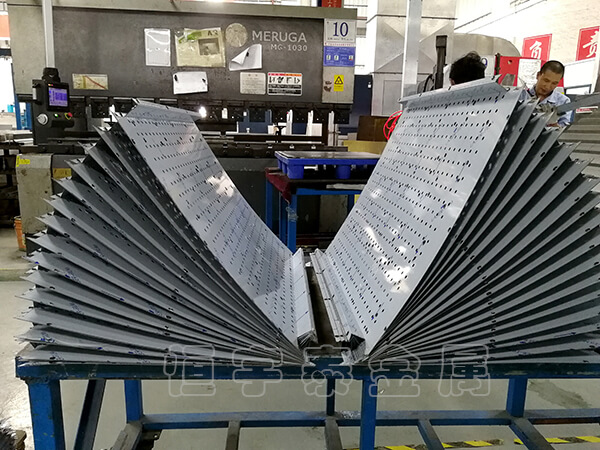 在鈑金件折彎加工過(guò)程中有幾個(gè)關(guān)鍵問(wèn)題需要特別關(guān)注